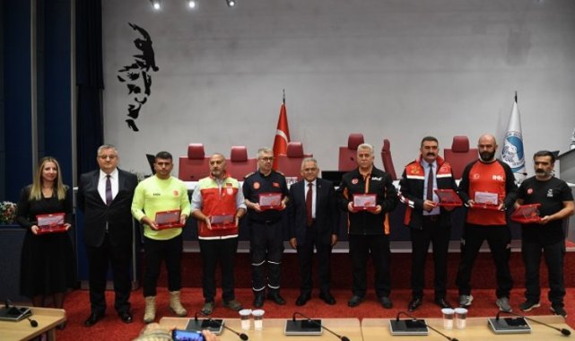 Kayseri Büyükşehir'den afetin isimsiz kahramanlarına plaket