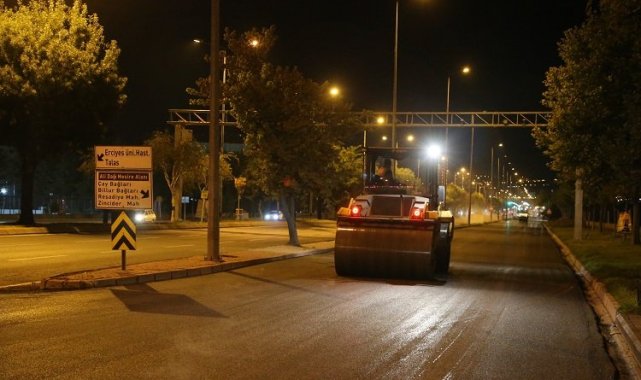 Kayseri Büyükşehir'dn asfaltta gece mesaisi