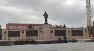 Keşan'da Atatürk Anıtı meydandaki yerini aldı