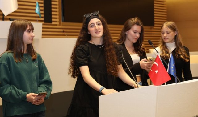 Kız çocukları Bursa'dan dünyaya dostluk mesajı verdi
