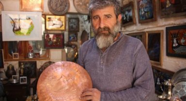 Mezopotamya'nın büyülü kızı Şahmaran'ı 40 yıldır bakıra işliyor