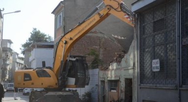 Tehlike saçan metruk binalar yıkılıyor