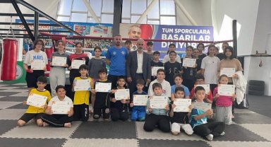 Yeni kick boks sporcuları kuşak diplomalarını aldı