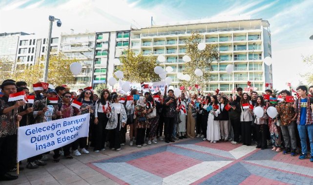 Beyaz balonlar Filistin için İzmir semalarında