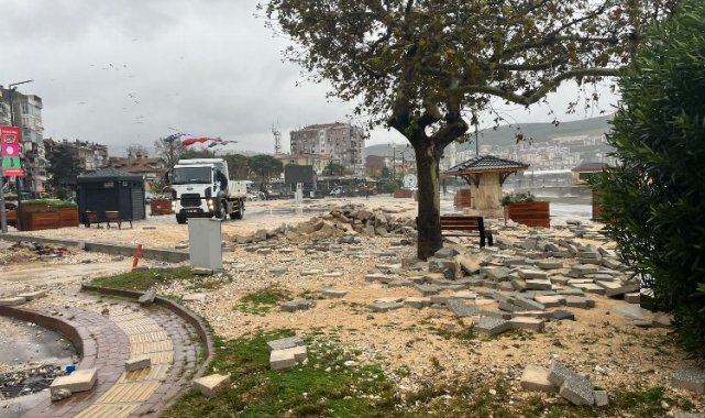 Bursa Gemlik sahilinde azgın dalgalar kordona taştı
