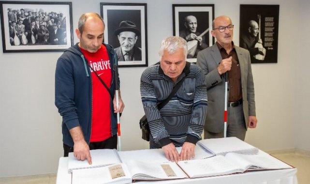 Bursa'da 'Aşık Veysel' fotoğraf sergisinde bir ilk... Fotoğrafları dokunarak anladılar