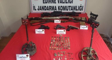 Edirne'de ruhsatsız silah ve tarihi eser, sikke ele geçirildi