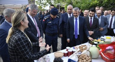 Edirne'de Vali Sezer kırsalda takibi bırakmıyor