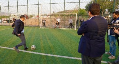 Hatay'da gençlerle sohbet edip, futbol oynadılar