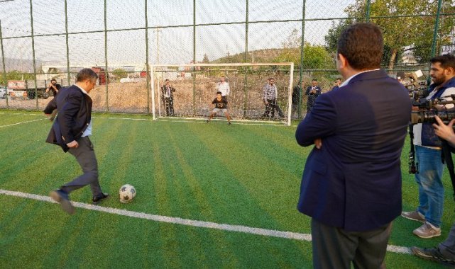 Hatay'da gençlerle sohbet edip, futbol oynadılar