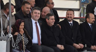 Herkes mont ararken o paltosunu verdi... Davranışı takdir topladı