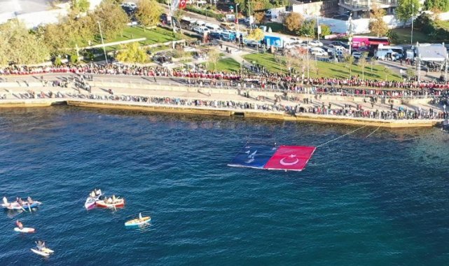 İstanbul Kadıköy'de karada, denizde, havada Ata'ya saygı zinciri