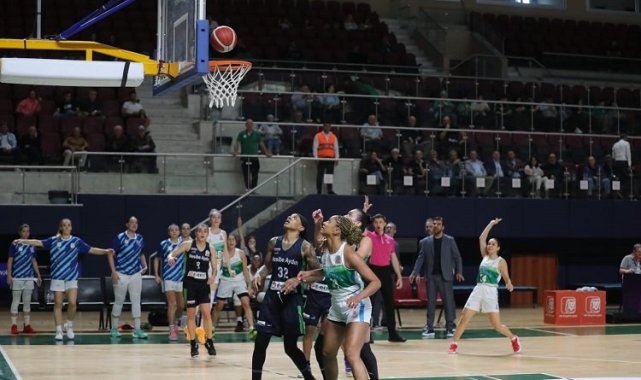 İzmit'in Perileri zirve takibini sürdürdü