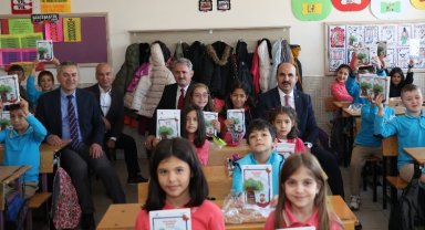 Konya'da Başkan Altay'dan 3. sınıf öğrencilerine hikaye kitabı