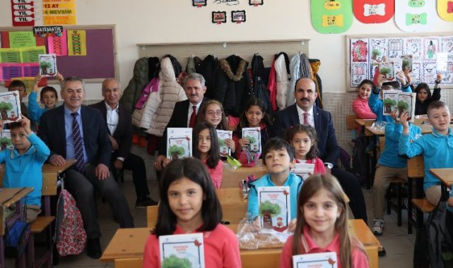 Konya'da Başkan Altay'dan 3. sınıf öğrencilerine hikaye kitabı