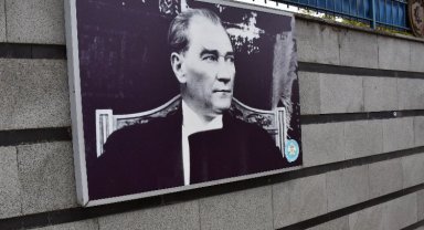 Manisa'da Atatürk fotoğrafları yenilendi