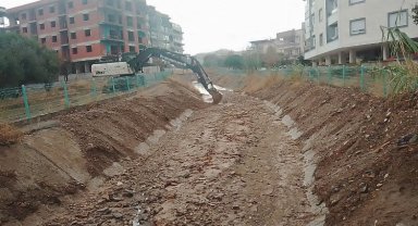 Manisa'da derelerden çıkan çöpler yine şaşırtmadı