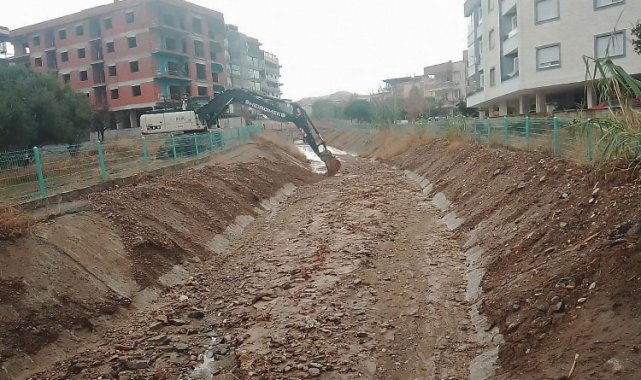 Manisa'da derelerden çıkan çöpler yine şaşırtmadı