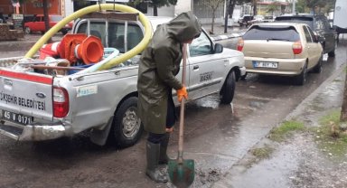 Manisa'da MASKİ'den sağanak yağış mesaisi