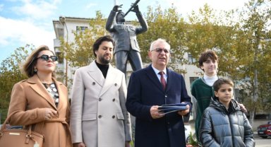 Serkan Çağrı, Keşan'da heykeli ile onurlandırıldı