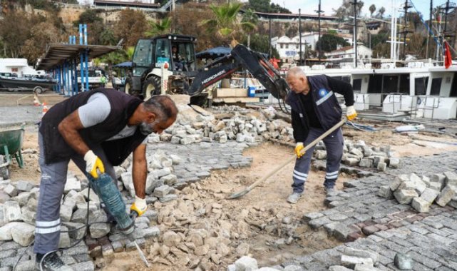 Antalya Yat Limanı'nda fırtına sonrası onarım çalışması