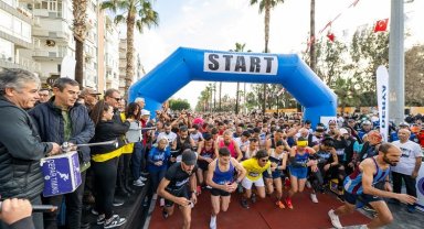 Binlerce kişi spor kenti Mersin'i koştu