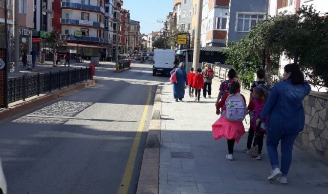 Edirne Keşan'da kaldırıma park eden araçlar isyan ettirdi!