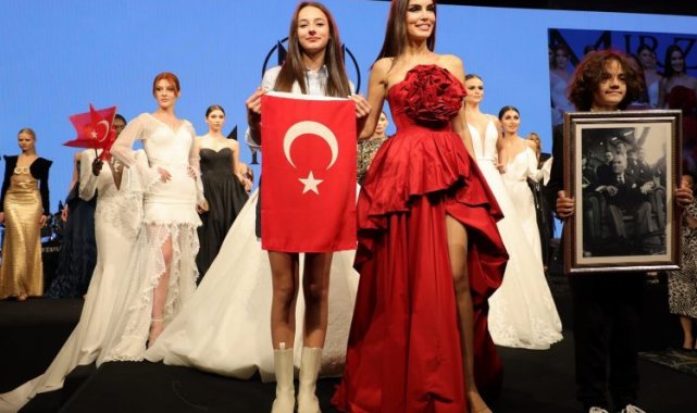 Ekonomi Zirvesi'nde Cumhuriyet defilesi ayakta alkışlandı