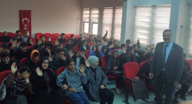 Hasankeyf'te 'başarıda arkadaş seçimi' konferansı