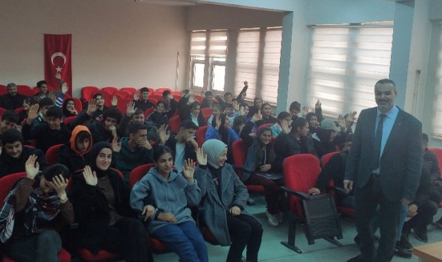 Hasankeyf'te 'başarıda arkadaş seçimi' konferansı