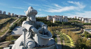 İzmir Karabağlar'da Nasreddin Hoca'ya ziyaretçi akını