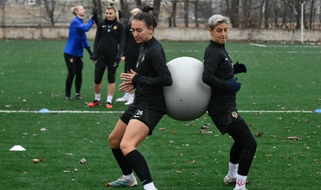 Kadın futbolculardan taraftara çağrı