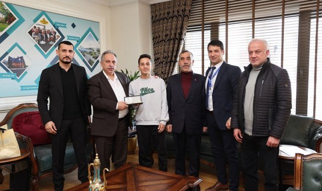 Kayserili şampiyon boksör Başkan Yalçın'a konuk oldu