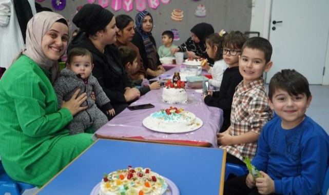 Minikler anneleriyle pasta yaptı