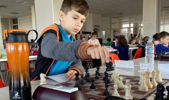 Minikler satranç turnuvasında rekabet etti
