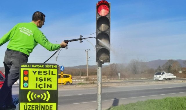 Sakarya'dan trafik ışıklarında temizlik mesaisi