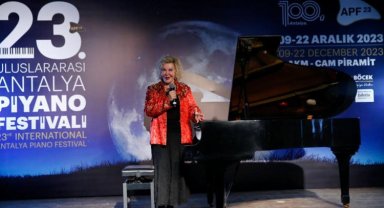 Ünlü Piyanist Gülsin Onay lise öğrencileriyle buluştu