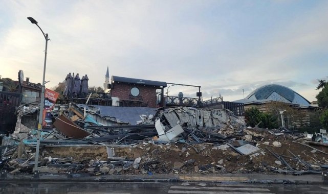 Üsküdar sahilinde kaçak bina yıkıldı