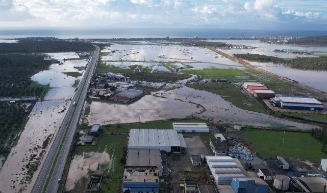 Ayvalık sular altında! Kuvvetli yağış Nikita Deresi'ni taşırdı