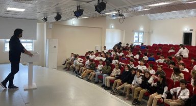 Çayırova'da miniklere sokak hayvanları semineri