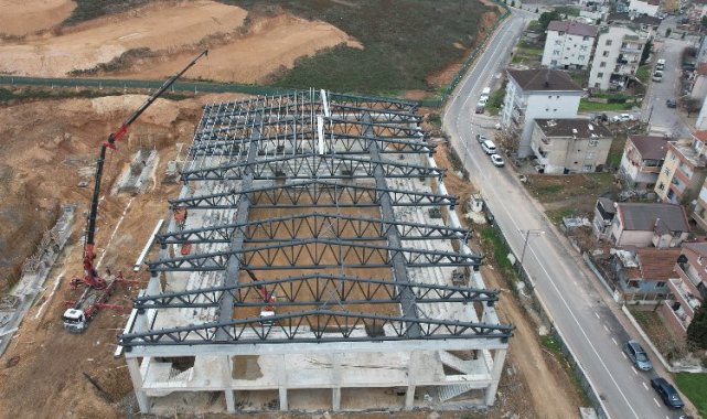 Çayırova'da yeni salonun çatı makasları tamam