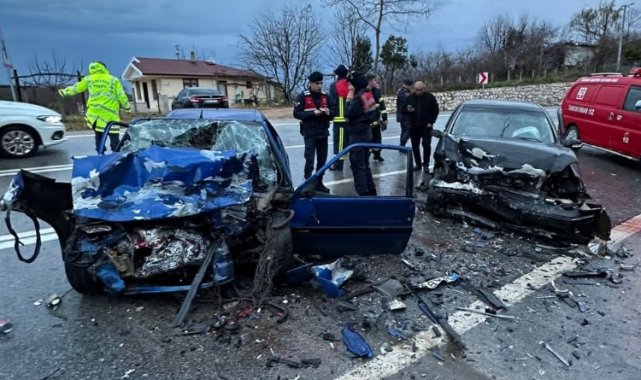 Düzce'de 2 otomobil çarpıştı: 1 ölü, 3 ağır yaralı