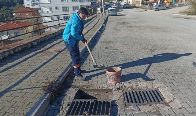 Gördes'te yağmursuyu ızgaralarına temizlik