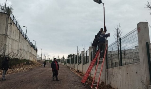 İzmit Belediyesi yolu güneş enerjisi ile aydınlatıyor