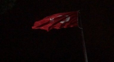 Manisa Akhisar'da dev Türk Bayrağı gönderde