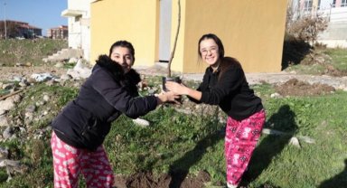 Manisa Büyükşehir gençleri toprakla buluşturdu