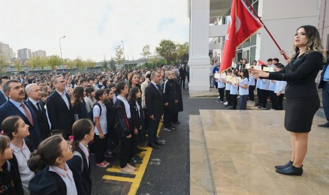 Okullarda şehitler için saygı duruşu
