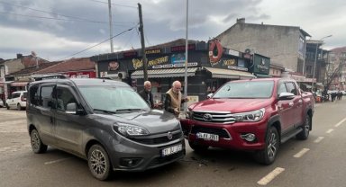 Pazaryeri'nde maddi hasarlı trafik kazası