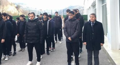Şehitler için okullar saygı duruşunda