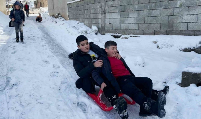 Tatvan’da çocukların kızak keyfi